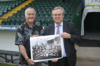 Supporter presents Picture to club