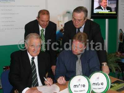 20090429 - Dave Jones signs contract 007.jpg