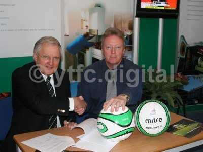 20090429 - Dave Jones signs contract 010.jpg