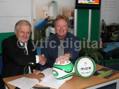 20090429 - Dave Jones signs contract 012.jpg